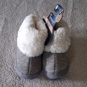 New Isotoner Women's Soft Gray and Cream Faux Fur Slippers